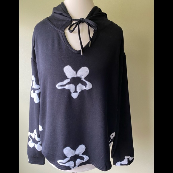 Sportelle Tops - NWT Sportelle Lightweight Hoodie